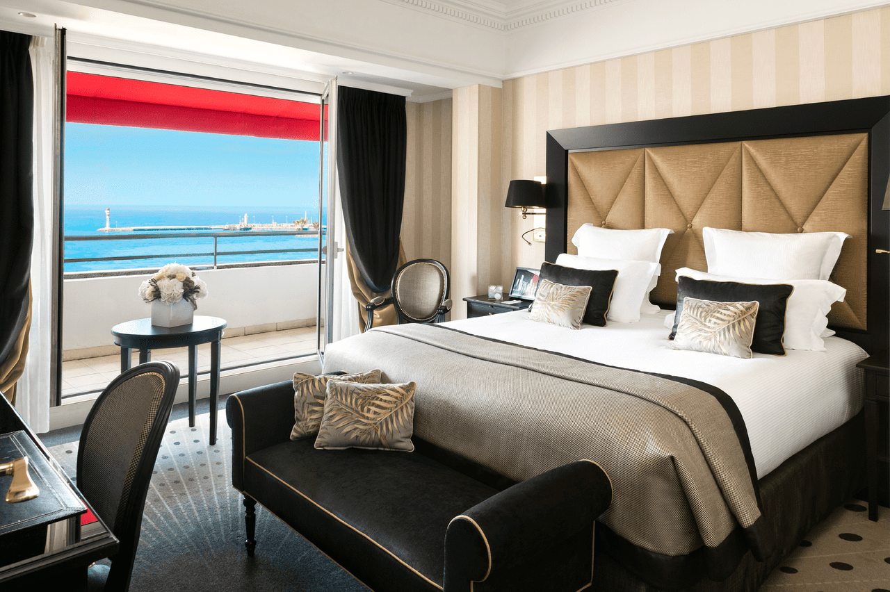 Hôtel Barrière Le Majestic guest room