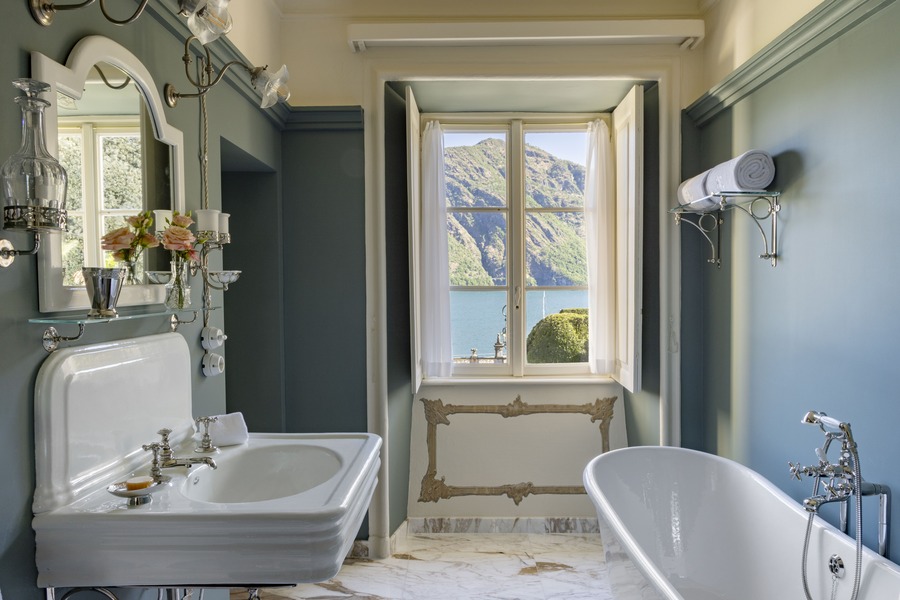 Villa Sola Cabiati ensuite bathroom